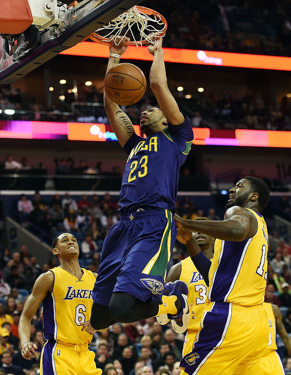  摩托车赛小组赛焦点战：北城麒麟队逆转江畔旋风队，客场强势带走胜利。临场应变见真章