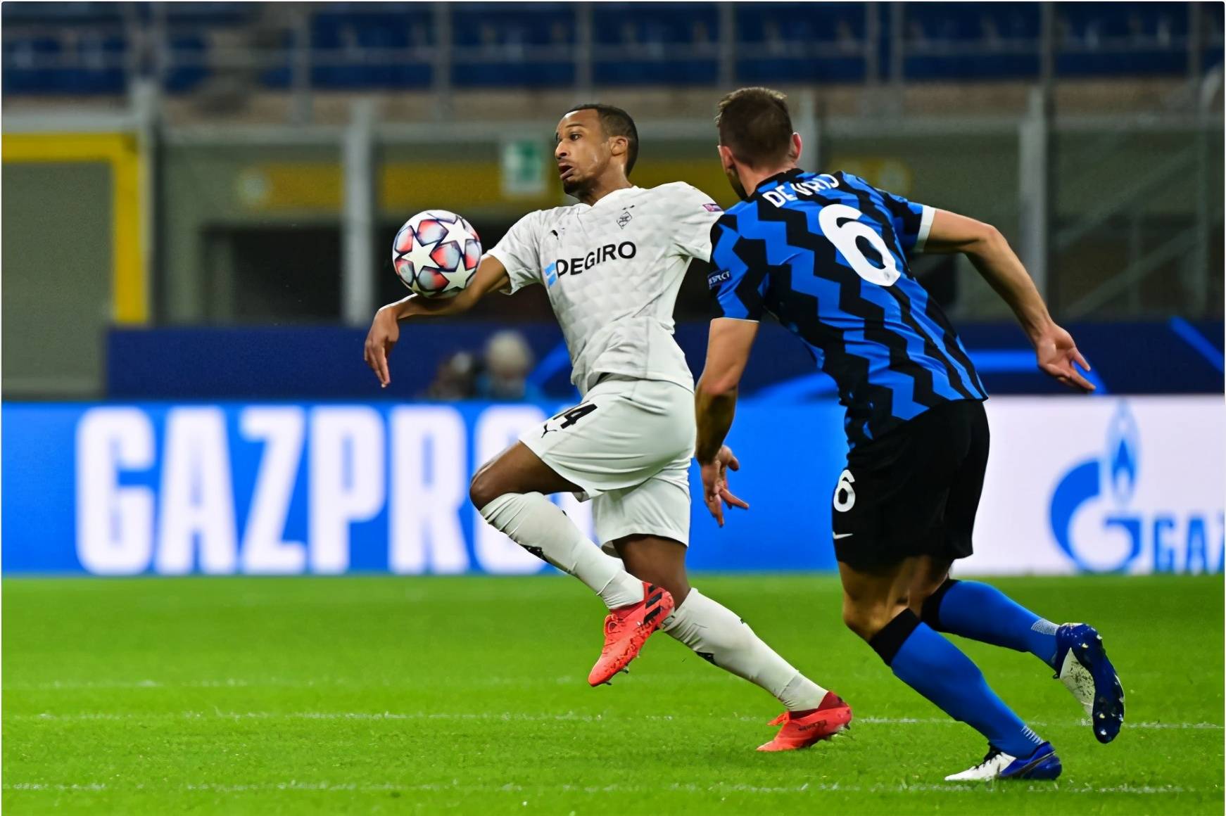 东城金雕队对阵塞外雷霆队,赛艇季后赛读秒绝平,门将神扑救主——传控打穿防线的简单介绍 东城金雕队对阵塞外雷霆队,赛艇季后赛读秒绝平,门将神扑救主——传控打穿防线的简单介绍