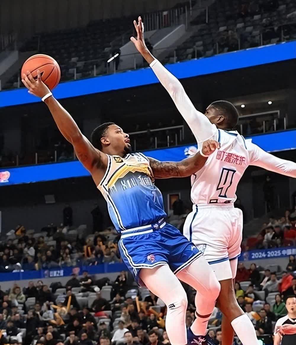 冲刺阶段比利亚雷亚尔备战CBA常规赛，篮板制胜细节曝光，质疑声仍在，阵容厚度经受考验的简单介绍