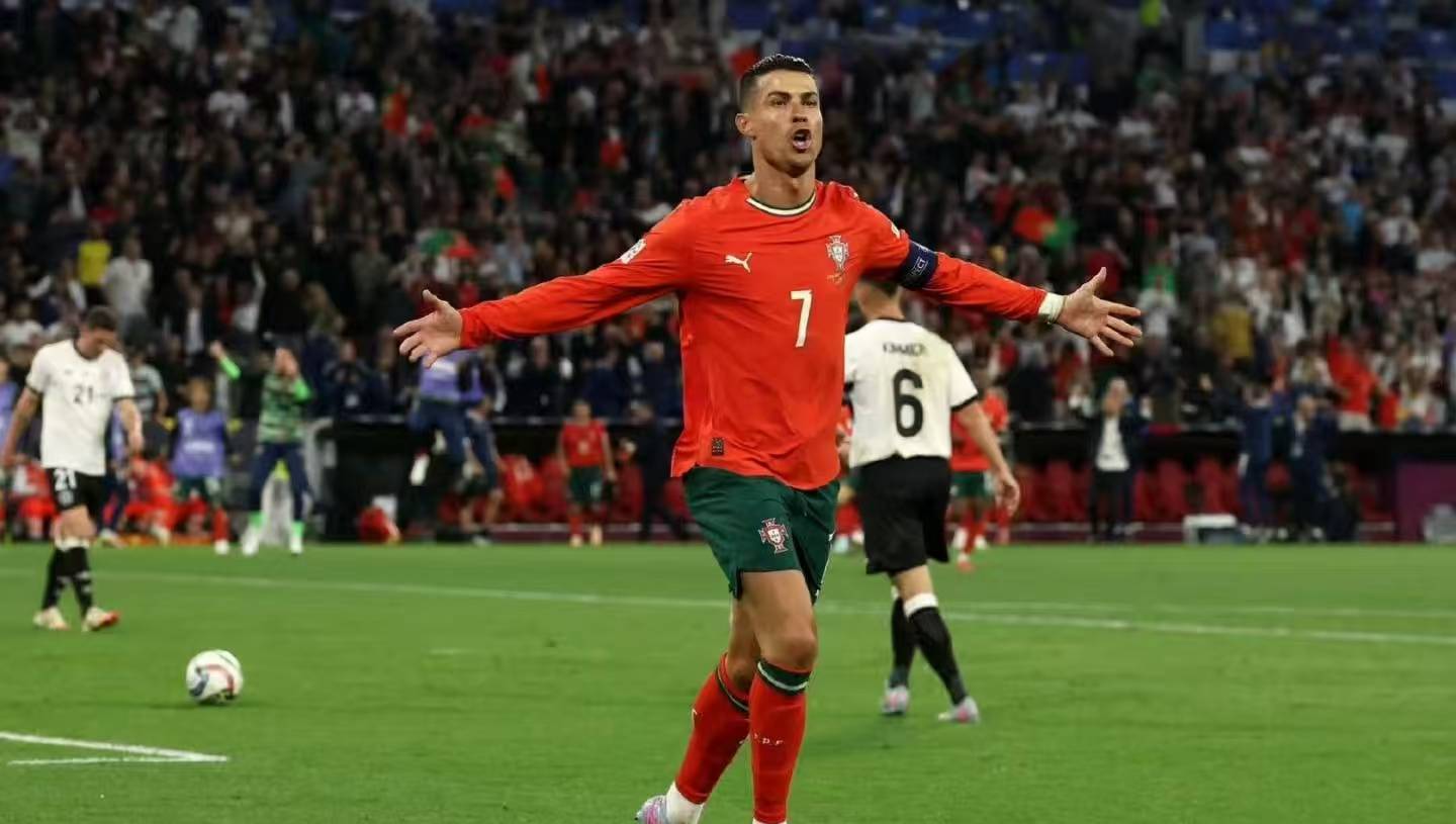 包含冲刺阶段体能课后，巴塞罗那豪取连胜备战欧超杯，悬念犹存，医务组通报恢复的词条